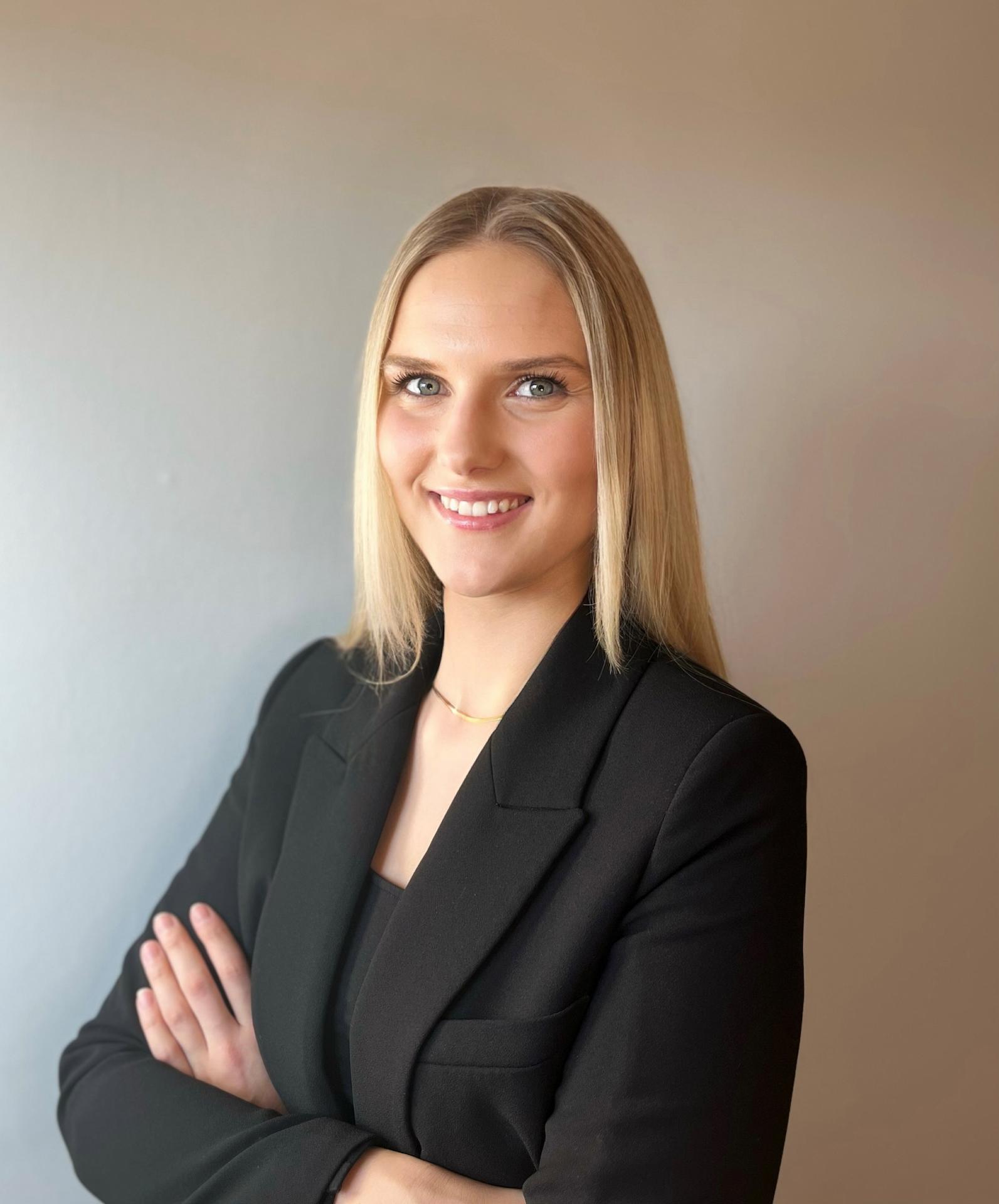 Frau Olivia Alexnat
